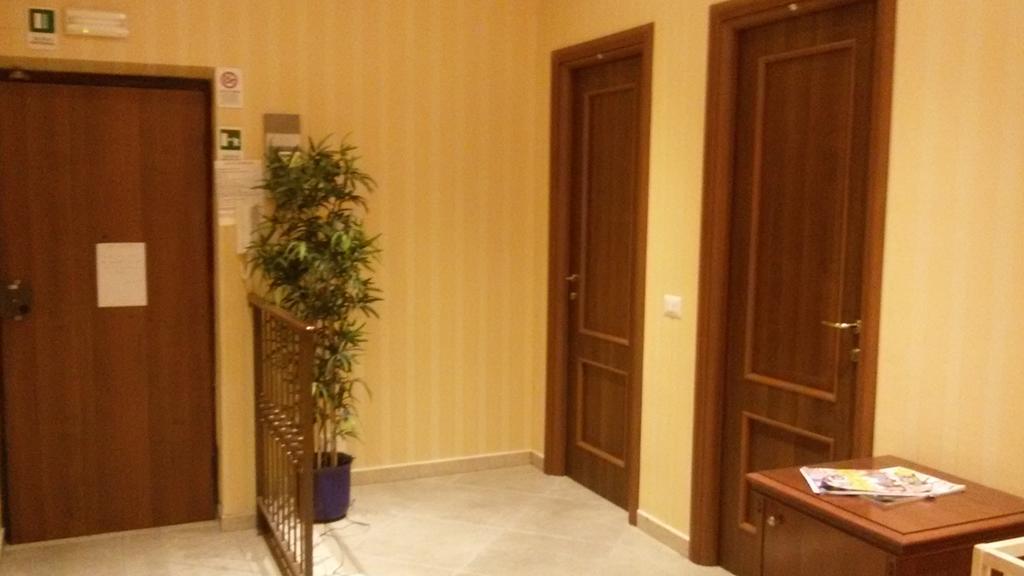 Mrs Julie Guesthouse Rzym Zewnętrze zdjęcie